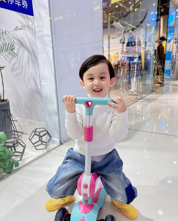 小孩怎么学习滑板车 e09eb7bf0cd374530b9b7743560a90cb78970c94.jpg